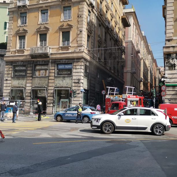 Incendio in un centro estetico in via Caffaro, intervento dei Vigili del fuoco in corso (Video)