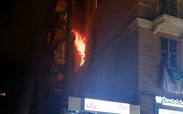 San Fruttuoso, incendio in un appartamento di via Donghi: due intossicati lievi (foto)