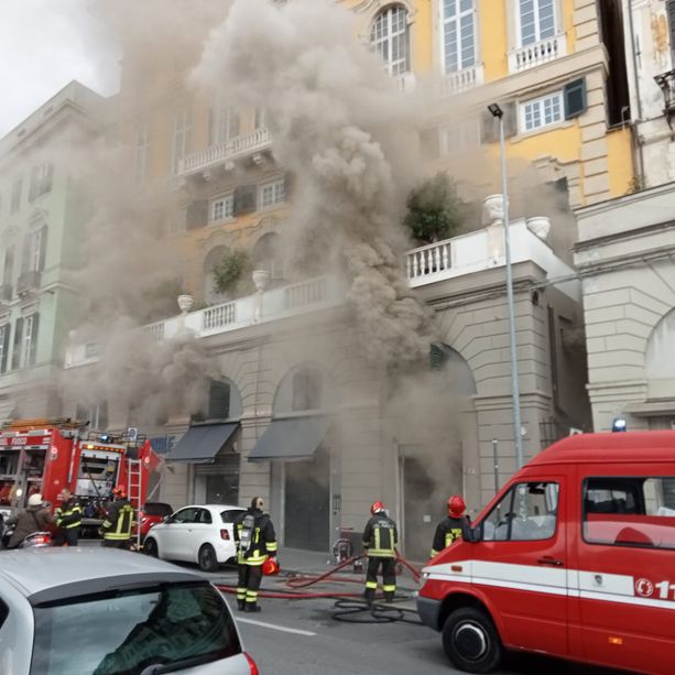 Incendio in un negozio in via Gramsci, sul posto i vigili del fuoco (foto e video in diretta)