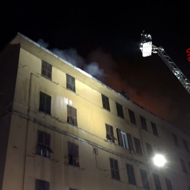 Incendio devasta un palazzo in via Piacenza, sessanta persone evacuate (Foto e video)