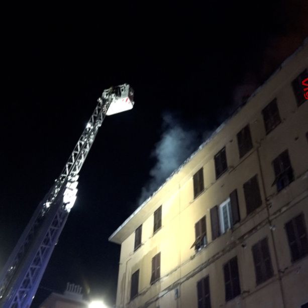 Incendio devasta palazzo in via Piacenza, Gambino: &quot;96 persone evacuate&quot;