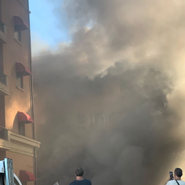 Via Tabarca chiusa per un incendio, in fiamme un contenitore di rifiuti (Foto)