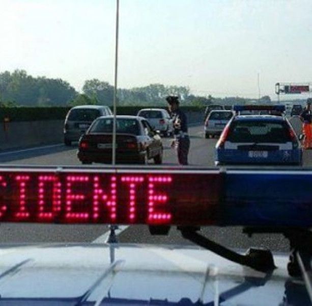 Corso Europa, doppio tamponamento a catena: traffico in tilt