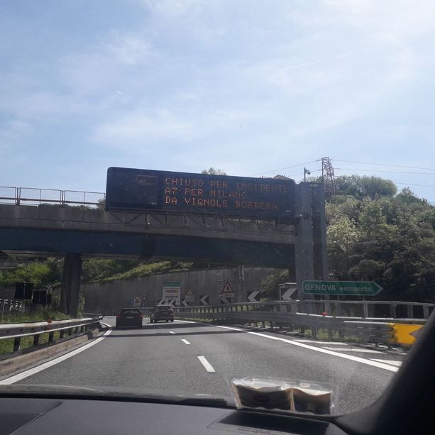 Incidente sulla A7 all'altezza di Busalla, auto si ribalta, ferita una ragazza