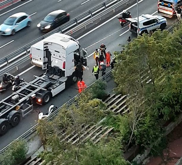 Tragedia in Lungomare Canepa, scontro tra tir e moto: 40enne morta sul posto (foto e video)