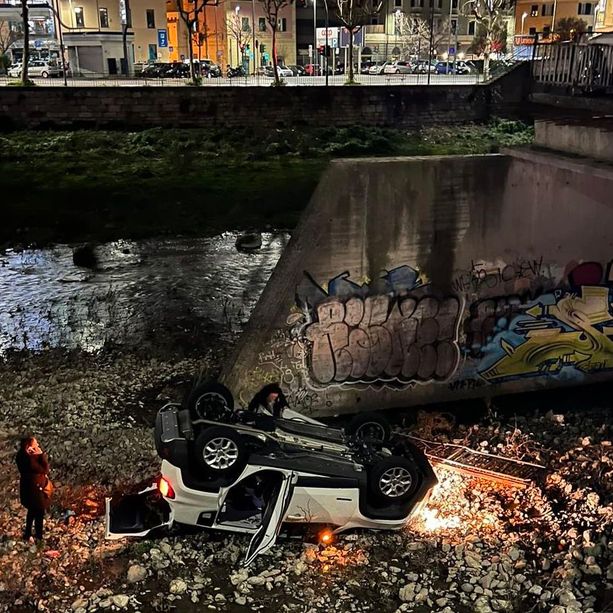 Marassi, auto precipita dal ponte finisce nel Bisagno
