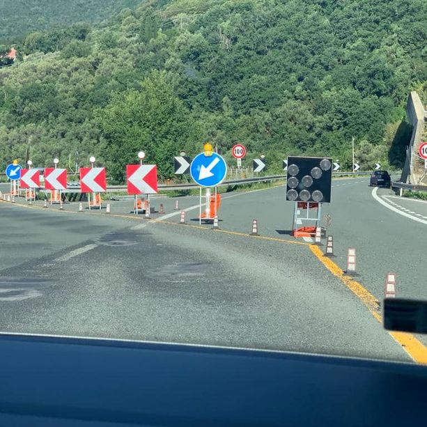 Toti su Facebook contro Autostrade: &quot;Tanti cantieri e pochi operai. Tre mesi di Paese chiuso e ora chi deve ripartire si trova in coda&quot;