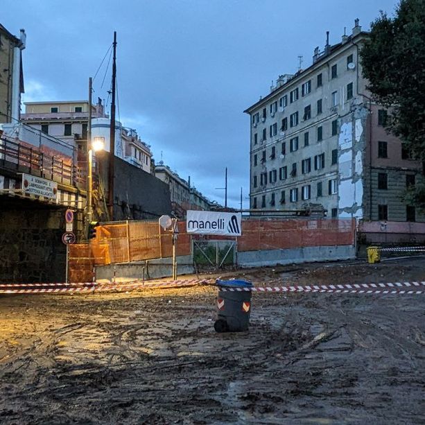 Allerta arancione: a Genova strade allagate, sottopassaggi chiusi e black out elettrici (Foto)