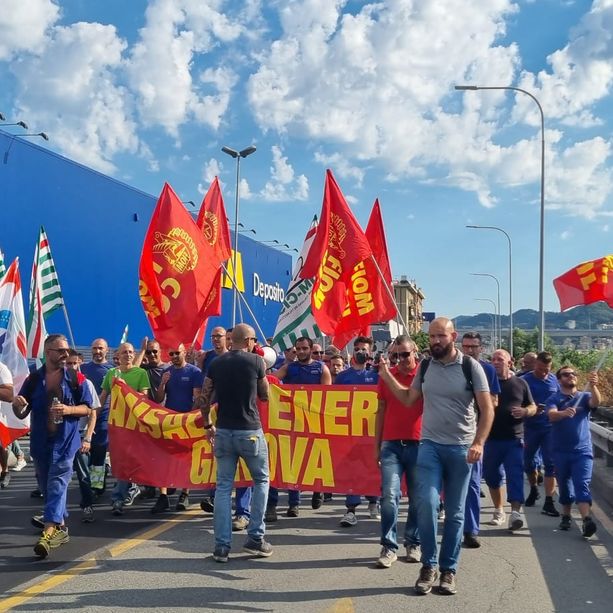 Ansaldo in pre fallimento, un migliaio di lavoratori in corteo questa mattina: &quot;Una vergogna che non passerà&quot; (foto)