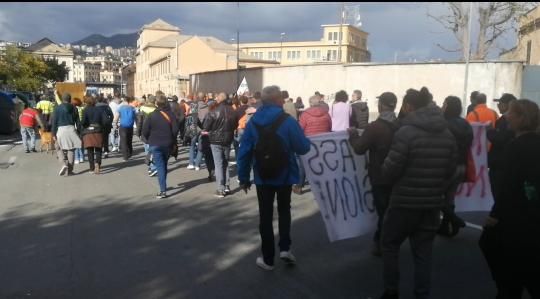 &quot;No green pass&quot;, il corteo dei manifestanti s'è fermato in piazza Massena (FOTO e VIDEO)