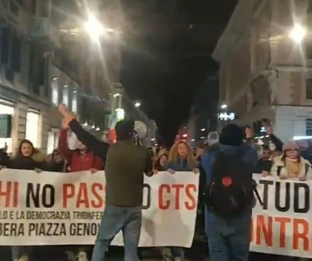 No green pass, ennesimo corteo in centro e l'annuncio del presidio durante il consiglio regionale (VIDEO)