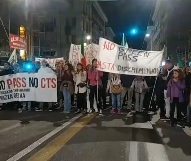 No Green pass: in centinaia in piazza della Vittoria e in corteo al grido &quot;No repressione&quot; (FOTO e VIDEO)