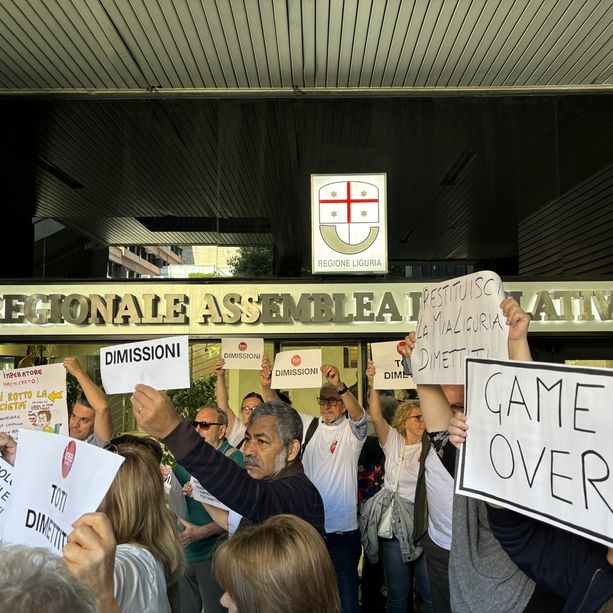 Inchiesta corruzione in Liguria: al grido di “Game over” monta la protesta in consiglio regionale. Le opposizioni sfiduciano Toti