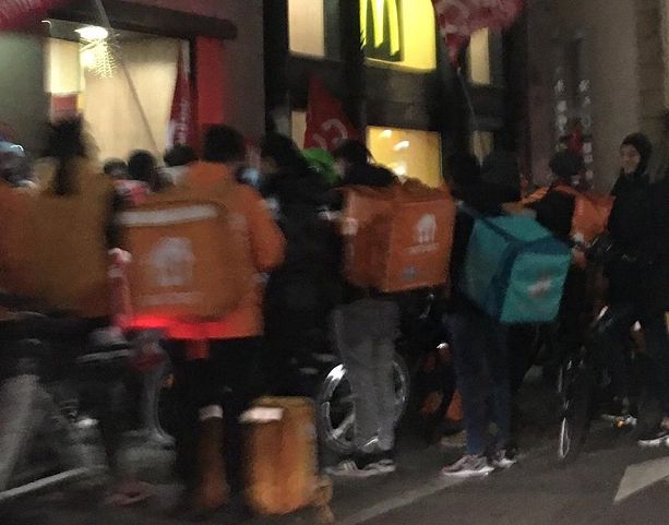 &quot;Accordo non rispettato&quot;, i rider hanno manifestato davanti la sede di Mc Donald's e nel 2022 potrebbero arrivare nuove proteste