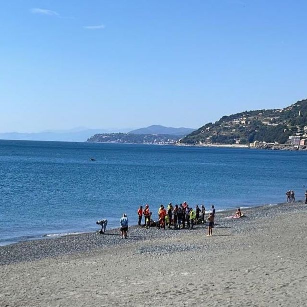 Tragedia a Voltri, migrante di 24 anni si tuffa in mare e annega