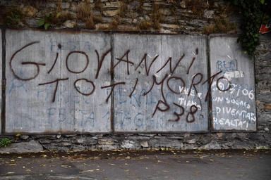 Genova: &quot;Giovanni Toti morto, P38&quot;, scritta shock nel quartiere di Oregina