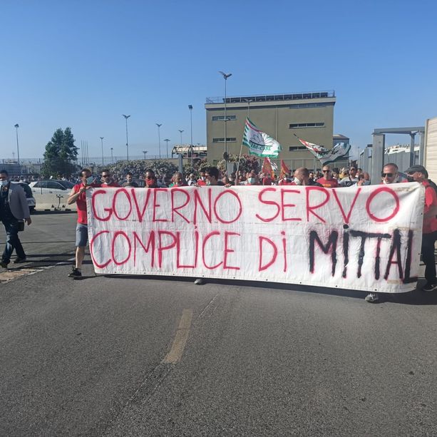 Prosegue con blocchi stradali intermittenti la protesta degli operai ex Ilva (VIDEO)