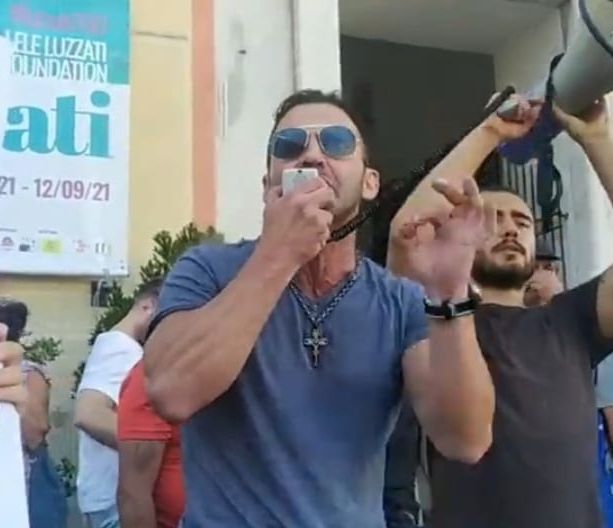 &quot;No green pass&quot;, ad arringare la folla anche Nicola Franzoni, il &quot;perseguitato&quot; condannato ad una multa di 225.000 euro per non aver pagato i contributi ai dipendenti&quot; (VIDEO)