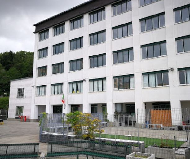 Migranti, arrivate alcune famiglie all'ex Ostello della Gioventù a Righi