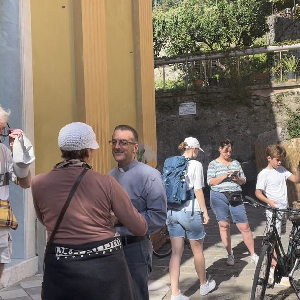 Bonassola si stringe intorno a don Mignani, parrocchiani pronti alla mobilitazione: &quot;E' un prete da promuovere&quot; (Video)