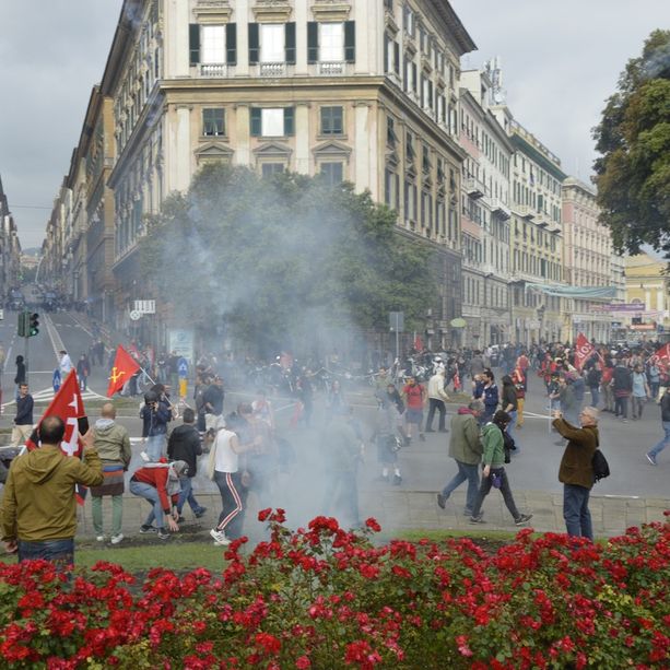 Scontri di piazza Corvetto, condannati 43 dei 47 manifestanti a processo, pene fino a 4 anni