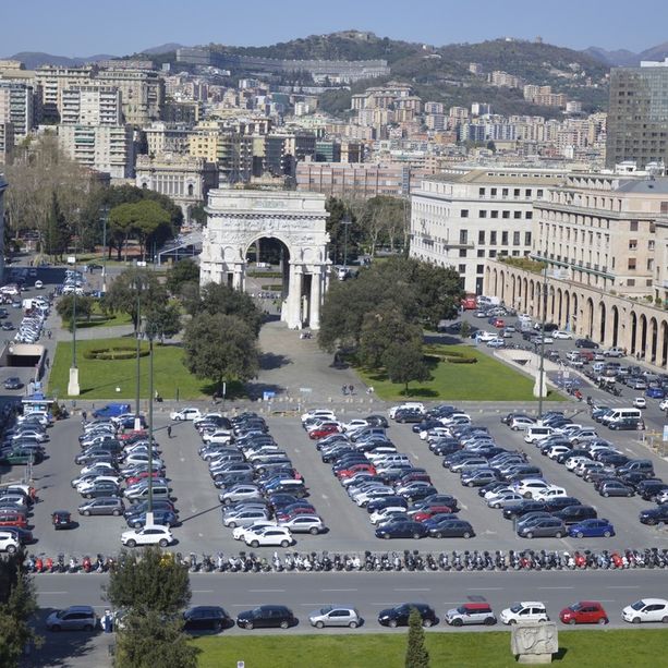 Tenta il furto di un casco davanti agli agenti della polizia locale, percettore di reddito di cittadinanza arrestato in piazza della Vittoria