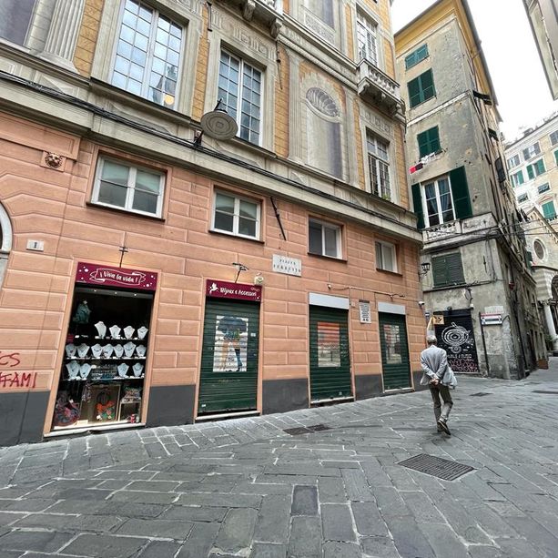 Piazza Ferretto, un'altra vetrina spaccata: è del negozio di bijoux 'Viva la Vida'
