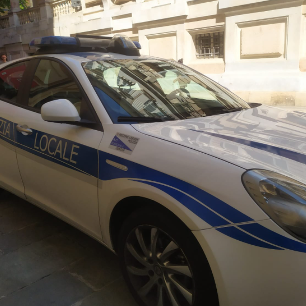 Trasporta in un trolley 354 pezzi ed etichette contraffatte: la Polizia Locale sequestra il materiale
