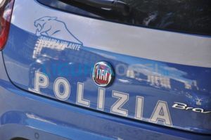 Spacciano crack nel centro di Sestri Ponente e feriscono gli agenti che li fermano: arrestati entrambi
