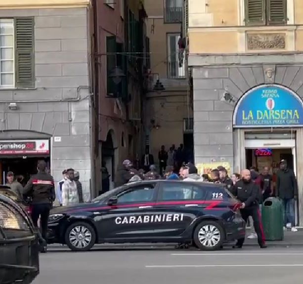 Via Pre', forze dell'ordine accerchiate da quaranta persone dopo l'arresto di un giovane pusher (Video)