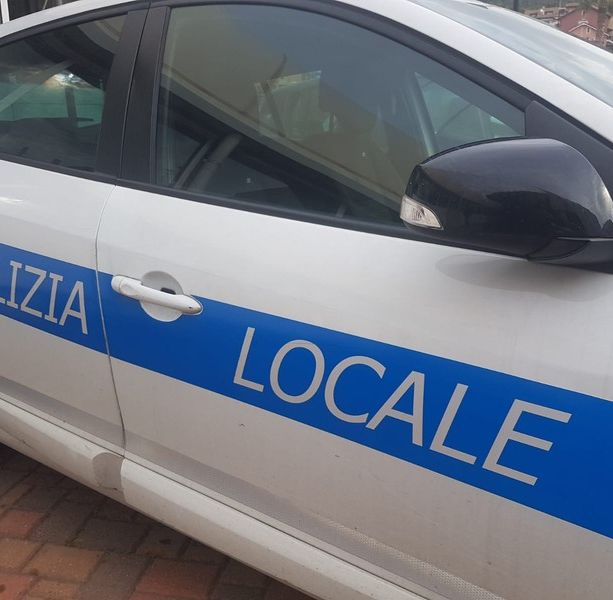 Tre multe della polizia locale a un automobilista, arriva la replica del Comune