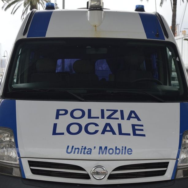L’unità mobile della Polizia locale nelle piazze di Genova