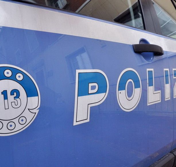 Un arresto per tentata violenza sessuale pluriaggravata: segue e molesta due giovani armato di coltello e bastone