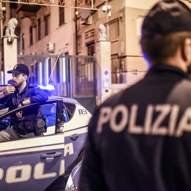 Morde la mano di un poliziotto: arrestato un 21enne