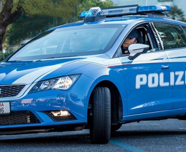 Accoltellamento in via Rolla, due feriti e aggressore in fuga in auto. La ricostruzione della polizia