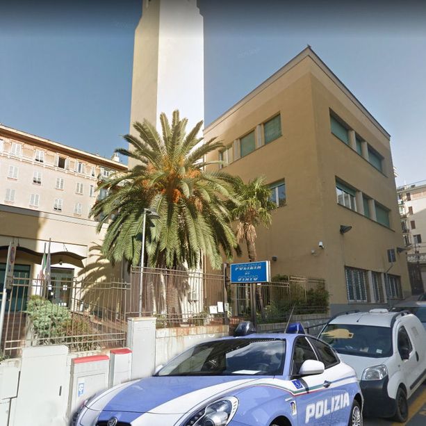 Ruba due scatole di profumi vuote: denunciato un 42enne pluripregiudicato