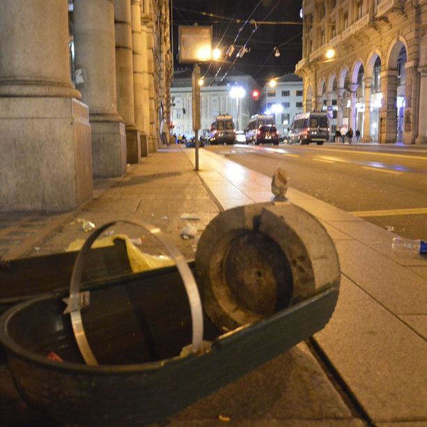 Proseguono le proteste contro le restrizioni anti-Covid e sale la tensione: ieri sera fumogeni, petardi e cassonetti rovesciati