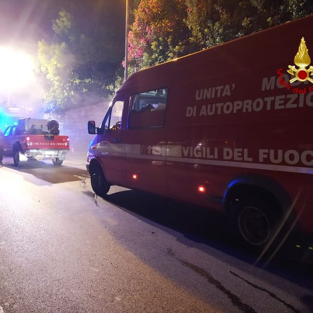 Principio di incendio in via Rossetti, i pompieri domano le fiamme e disperdono i fumi