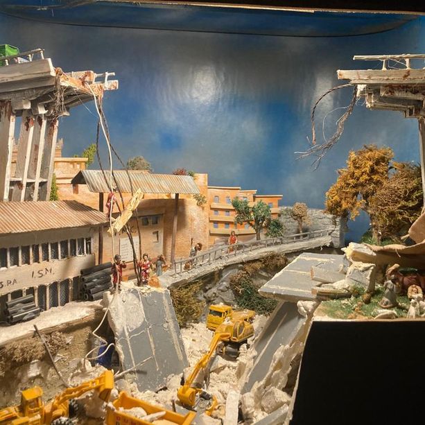 A Firenze in mostra un presepe con il crollo del ponte Morandi, i parenti: &quot;Siamo allibiti&quot;