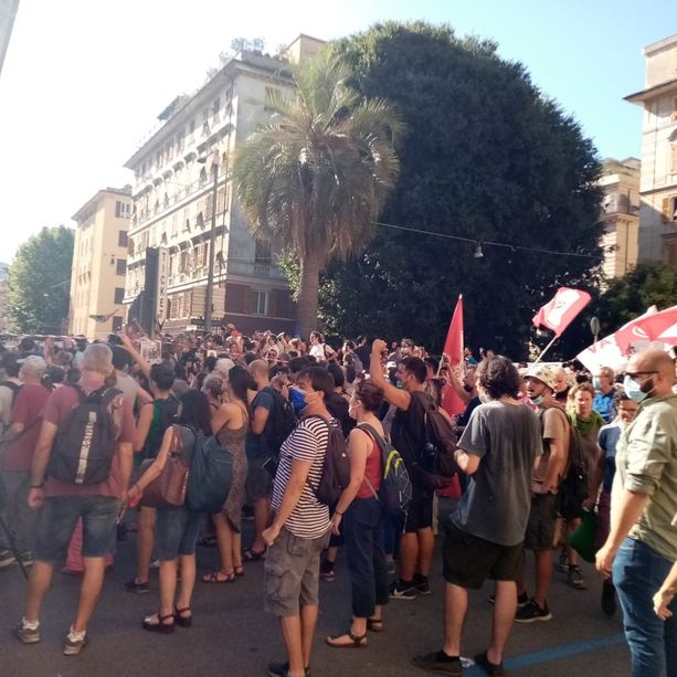 Piazza Alimonda gremita per il corteo in ricordo di Carlo Giuliani. Ci sono anche Manu Chao e Zerocalcare (foto e video)