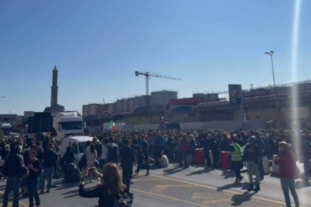 Green pass, scatta la protesta dei portuali, blocchi al ponte Eutopia, presidio al Vte e manifestazioni in città. Chiuso il lungomare Canepa (FOTO e VIDEO)