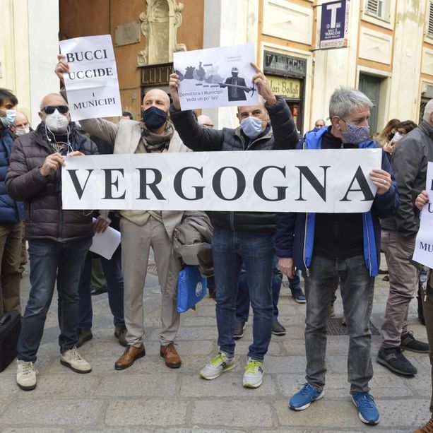 Approvata la riforma dei Municipi, ma monta la protesta davanti a Tursi (VIDEO e FOTO)
