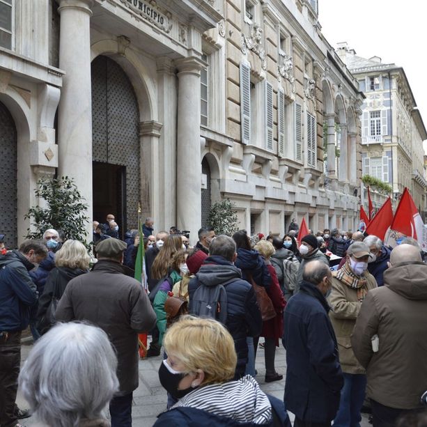 Anagrafe anticomunista al Comune di Genova: la polemica si trasforma in protesta davanti a Palazzo Tursi (VIDEO)