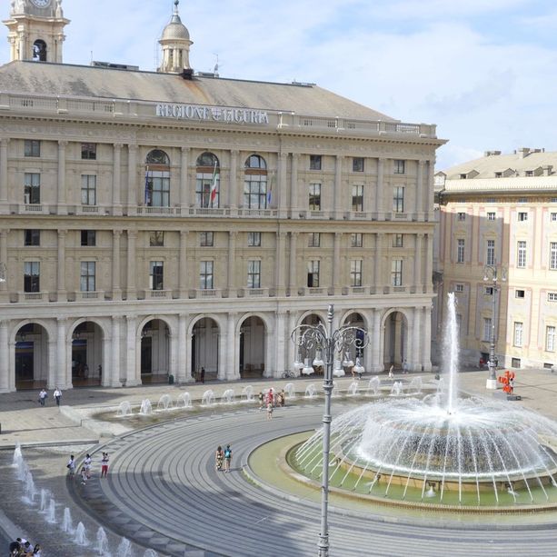Il ‘campo largo’ ligure alla prova della piazza, a Genova arrivano Schlein, Conte, Bonelli e Fratoianni: “Toti tiene la regione ai domiciliari”