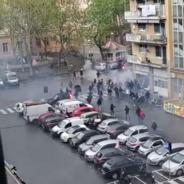 Scontri tra tifosi genoani il video della rissa