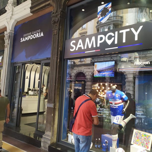 Furto al Samp City, ladri rubano dalla cassa, ma risparmiano i cimeli