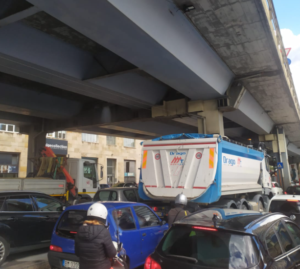 Il corteo contro il green pass arriva al terminal traghetti e paralizza il traffico (FOTO e VIDEO)