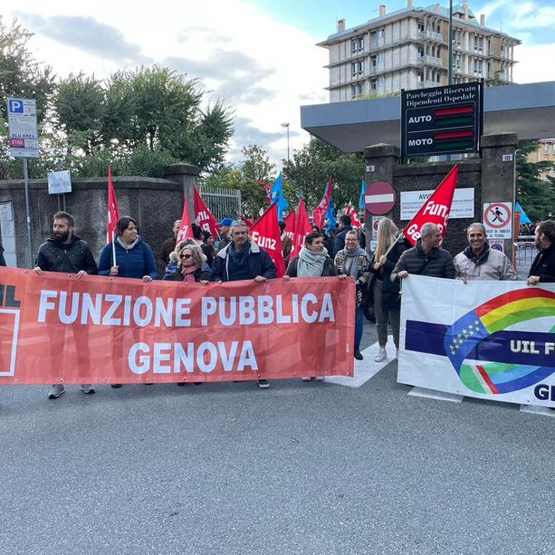 Fuga dal Galliera, i sindacati: &quot;20 per cento di personale in meno&quot;, partito il corteo verso De Ferrari (Foto e video)