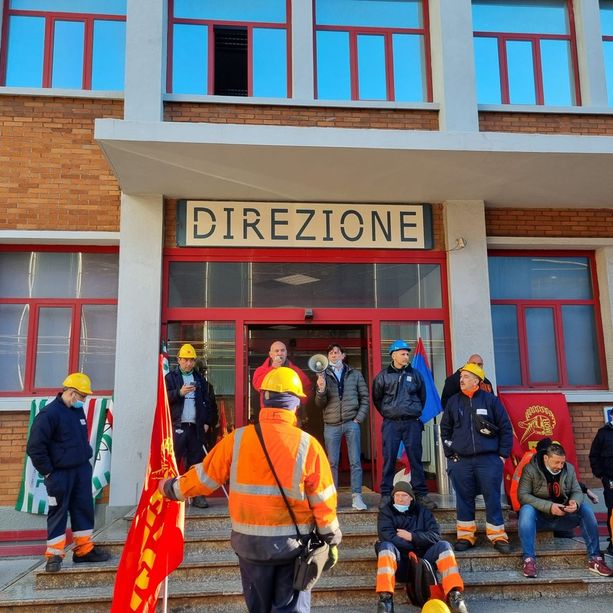 Ex Ilva, sciopero dei lavoratori, invasa la direzione dello stabilimento