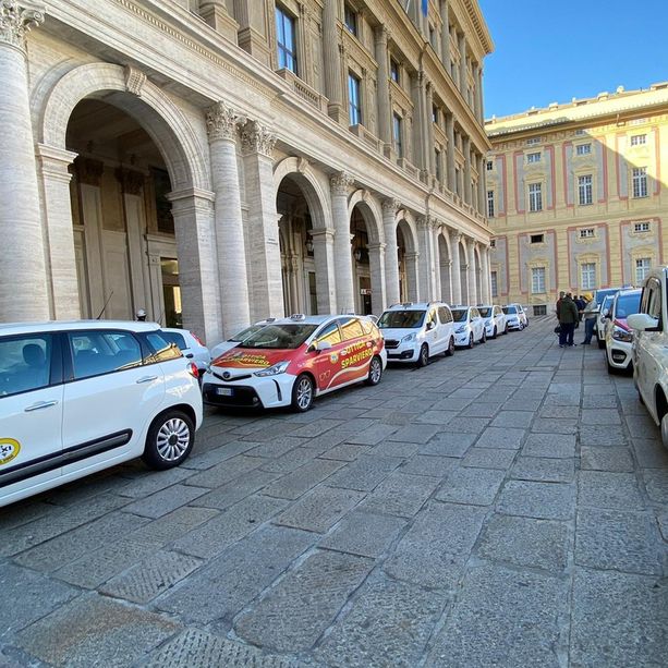 Tassisti in sciopero presidiano De Ferrari: oggi niente servizio fra le 9 e le 21 (FOTO e VIDEO)